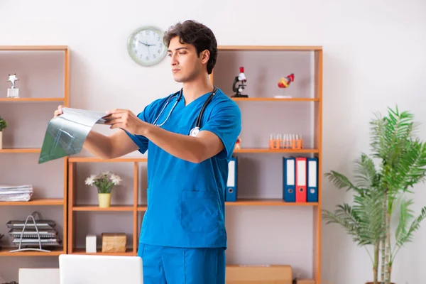 Klinikte çalışan genç, yakışıklı bir radyolog. — Stok fotoğraf