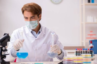 Laboratuvarda çalışan genç bir kimyager. 