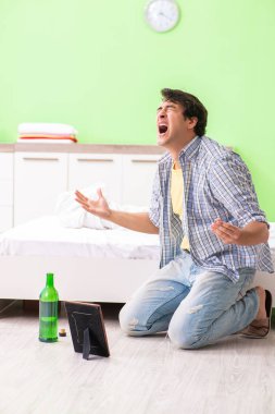 Mutsuz aşk kavramında üzgün genç adam.