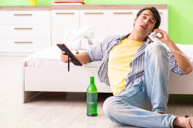 Mutsuz aşk kavramında üzgün genç adam.