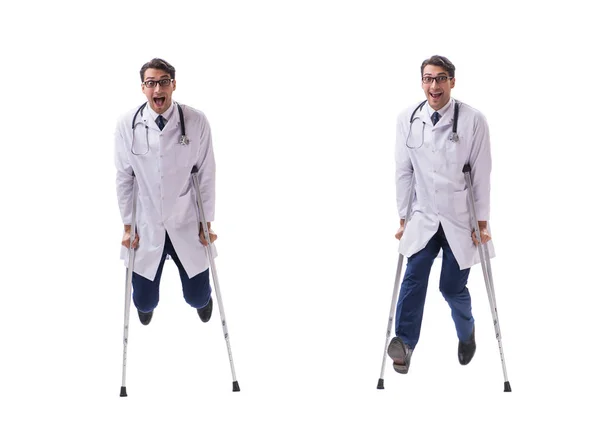Tânăr medic în picioare de mers pe jos izolat pe spate alb — Fotografie, imagine de stoc
