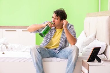 Mutsuz aşk kavramında üzgün genç adam.