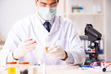 Laboratuvarda çalışan yakışıklı bir kimyager.