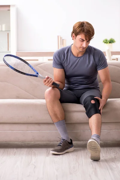 Sérült férfi lábadozik otthon sportsérülés — Stock Fotó