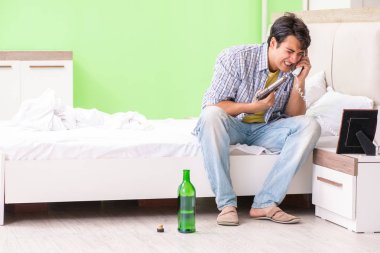 Mutsuz aşk kavramında üzgün genç adam.