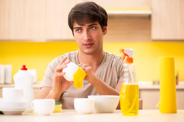 Hombre lavar los platos en casa —  Fotos de Stock