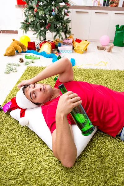 Junger Mann nach Weihnachtsfeier betrunken zu Hause — Stockfoto