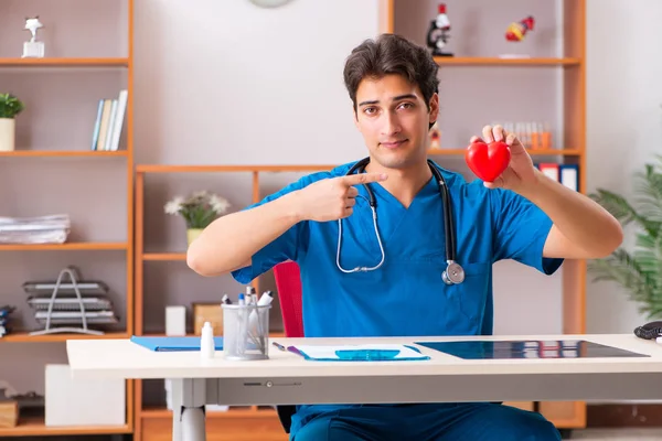 Ung stilig läkare radiolog arbetar på kliniken — Stockfoto