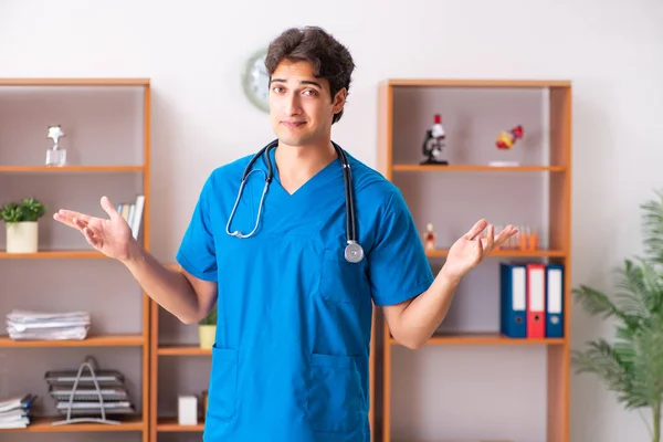 Klinikte çalışan genç, yakışıklı bir radyolog. — Stok fotoğraf