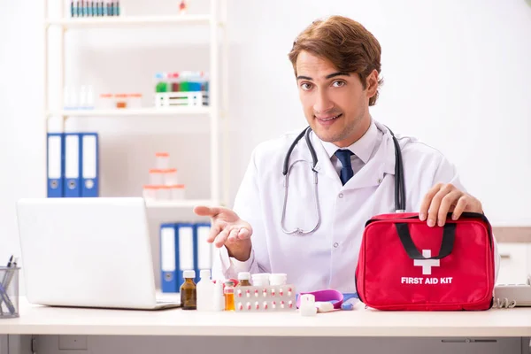 Junger Arzt mit Verbandskasten im Krankenhaus — Stockfoto