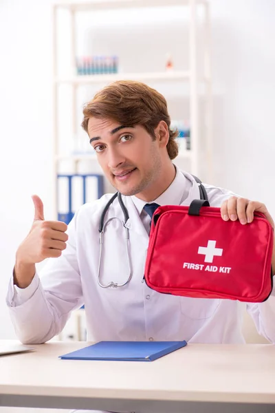 Ung läkare med första hjälpen kit på sjukhus — Stockfoto