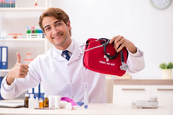 Junger Arzt mit Verbandskasten im Krankenhaus — Stockfoto