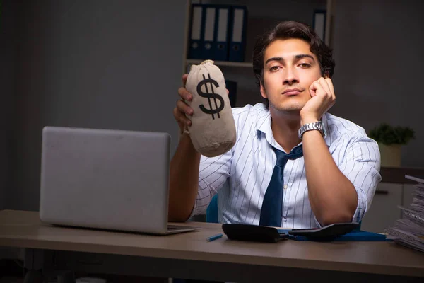 Jonge financieel manager die 's avonds laat in functie is — Stockfoto