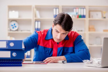 Proje üzerinde çalışan üniformalı bir işçi