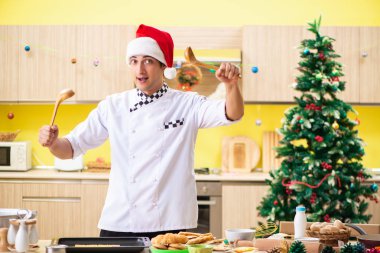 Noel arifesi mutfakta çalışan genç şef koca 