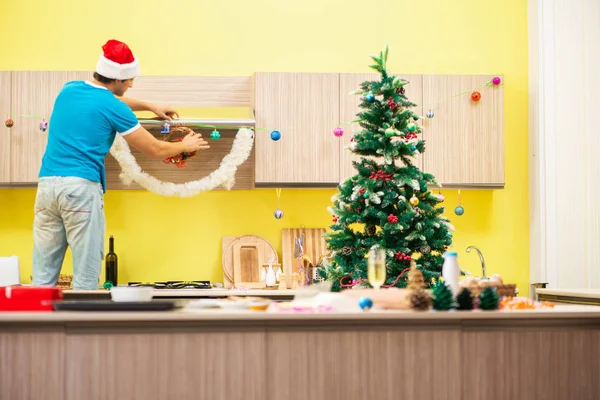 Jeune homme célébrant Noël dans la cuisine — Photo