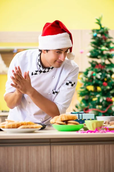 Jovem chef marido trabalhando na cozinha na véspera de Natal — Fotografia de Stock