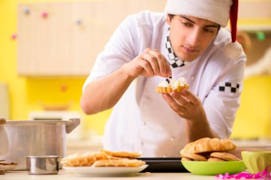 Noel arifesi mutfakta çalışan genç şef koca 