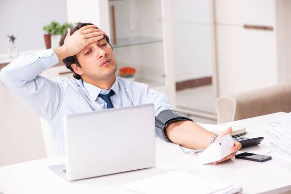 Человек в состоянии стресса измеряет давление