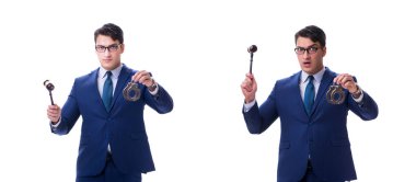 Beyaz arka planda tokmağı olan avukat hukuk öğrencisi.