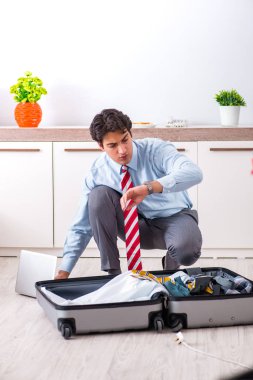 Genç yakışıklı iş adamı yolculuğa hazırlanıyor.