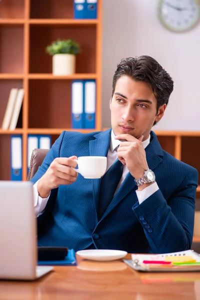 Jeune homme d'affaires beau qui travaille dans le bureau — Photo