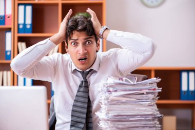 Genç yakışıklı iş adamı aşırı işten memnun değil. 