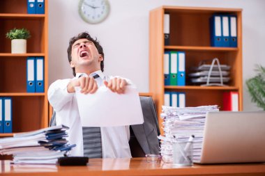 Genç yakışıklı iş adamı aşırı işten memnun değil. 