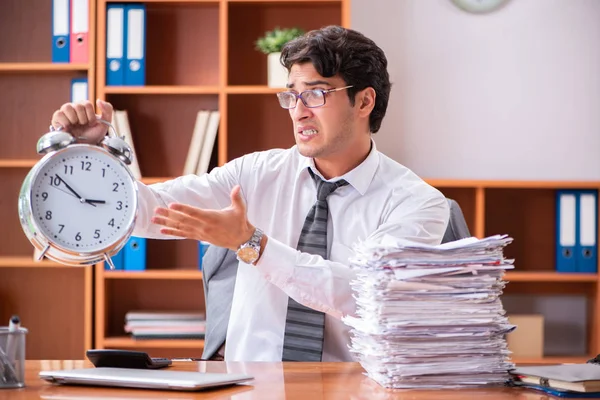 Jonge knappe zakenman ongelukkig met buitensporig werk — Stockfoto