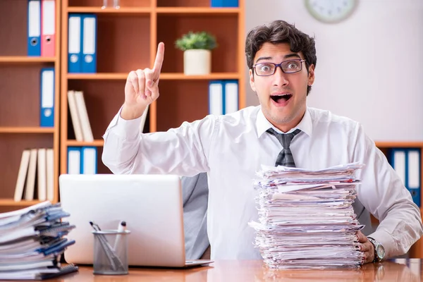 Jovem empresário bonito infeliz com trabalho excessivo — Fotografia de Stock