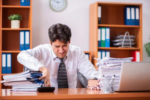 Ung stilig affärsman missnöjd med överdrivet arbete — Stockfoto