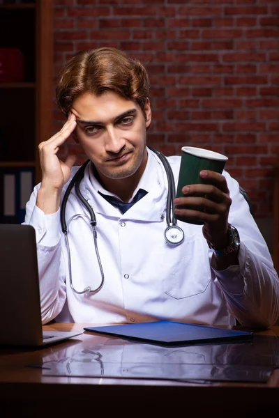 Joven médico guapo trabajando de noche en el hospital — Foto de Stock