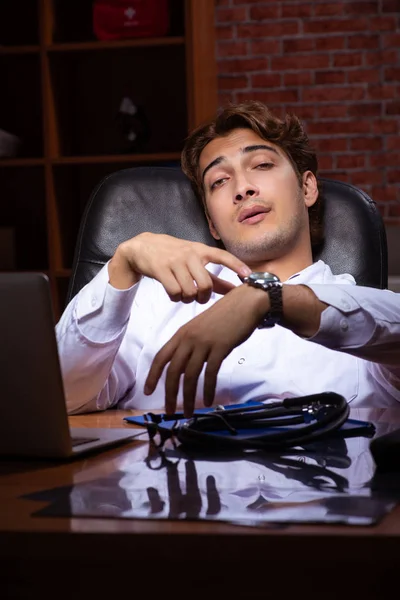 Joven médico guapo trabajando de noche en el hospital —  Fotos de Stock