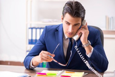 Çalışmalarını planlayan genç yakışıklı bir çalışan. 