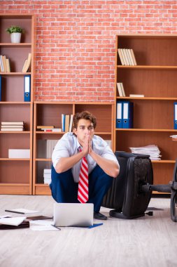 Ofiste oturan mutsuz iş adamı. 