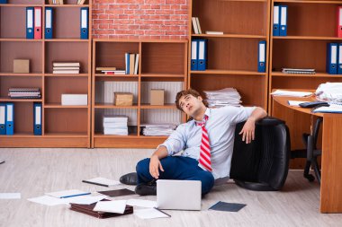 Ofiste oturan mutsuz iş adamı. 