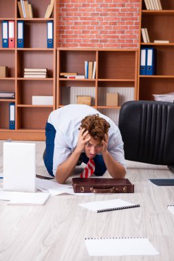 Ofiste oturan mutsuz iş adamı. 