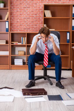 Ofiste oturan mutsuz iş adamı. 