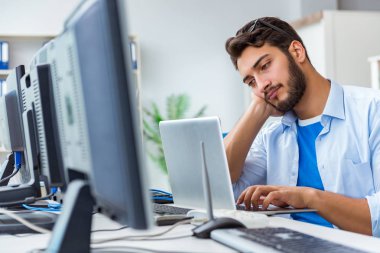 IT teknisyeni bilişim ekipmanlarına bakıyor.