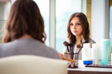 Güzellik salonunda genç bir kadın.