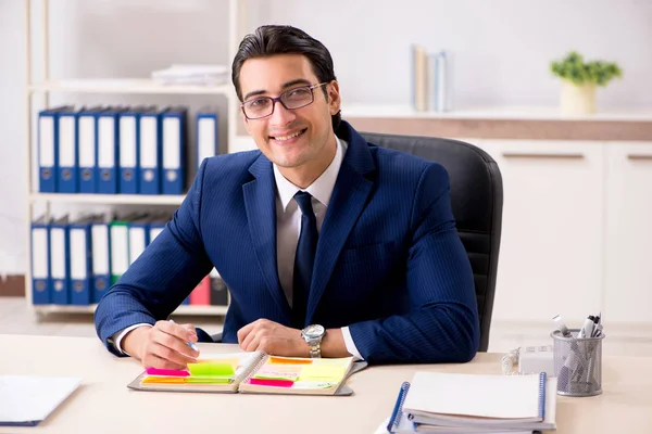 Junger schöner Mitarbeiter plant seine Arbeitstätigkeit — Stockfoto