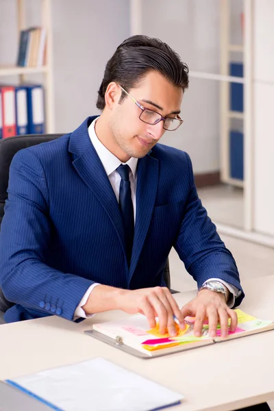 Junger schöner Mitarbeiter plant seine Arbeitstätigkeit — Stockfoto