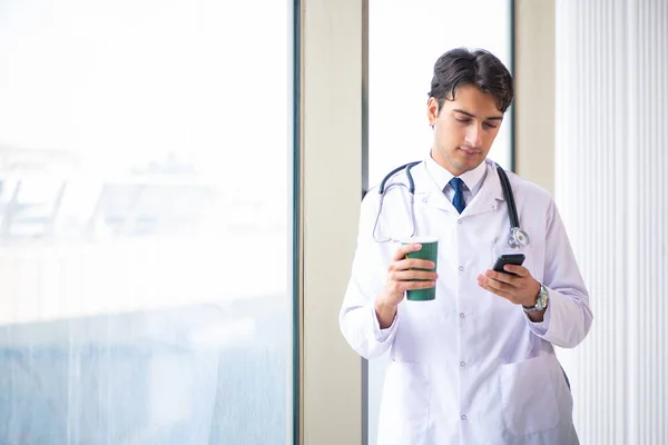 Jeune beau médecin debout à la fenêtre — Photo