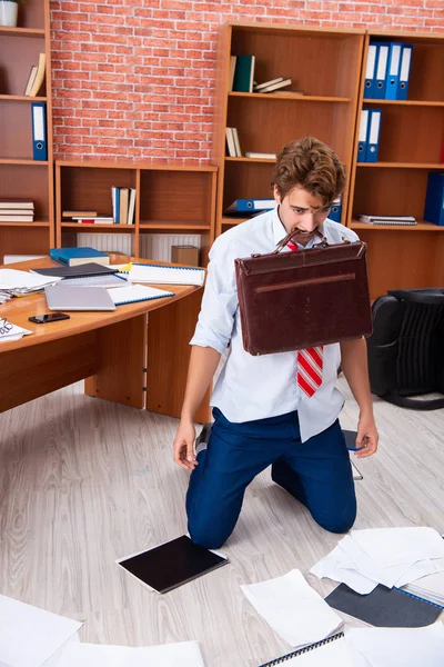 Empresário infeliz sentado no escritório — Fotografia de Stock