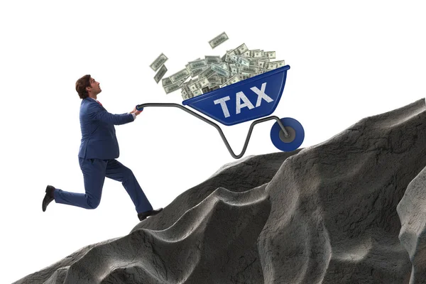 Бизнесмен толкает налоговую тачку в гору — стоковое фото