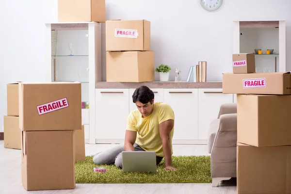 Man verhuist en verhuist met breekbare spullen — Stockfoto