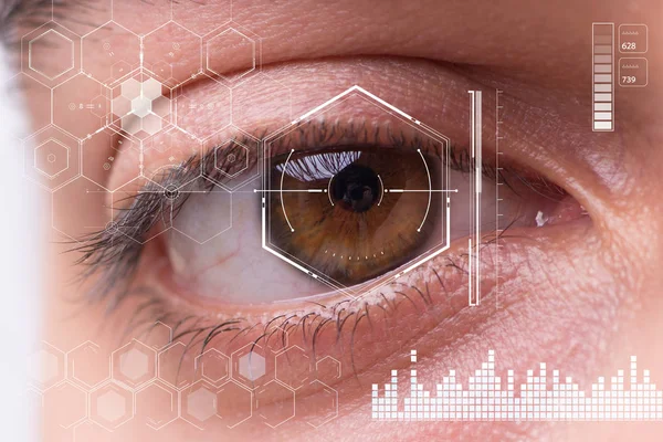 Concepto de sensor implantado en el ojo humano — Foto de Stock