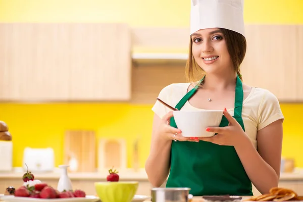 Jovem mulher preparando salada em casa na cozinha — Fotografia de Stock