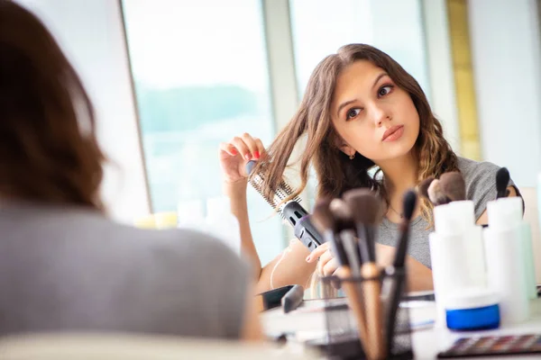 Giovane donna nel salone di bellezza — Foto Stock