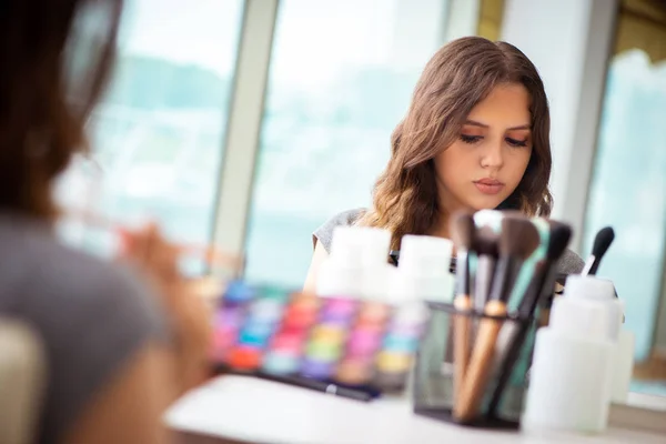 Giovane donna nel salone di bellezza — Foto Stock